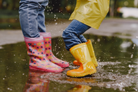 Botas de agua, chubasqueros y paraguas